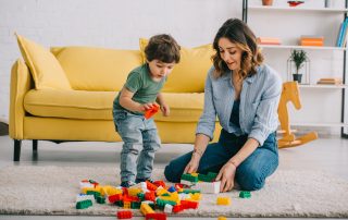 mama e hijo jugando con legos